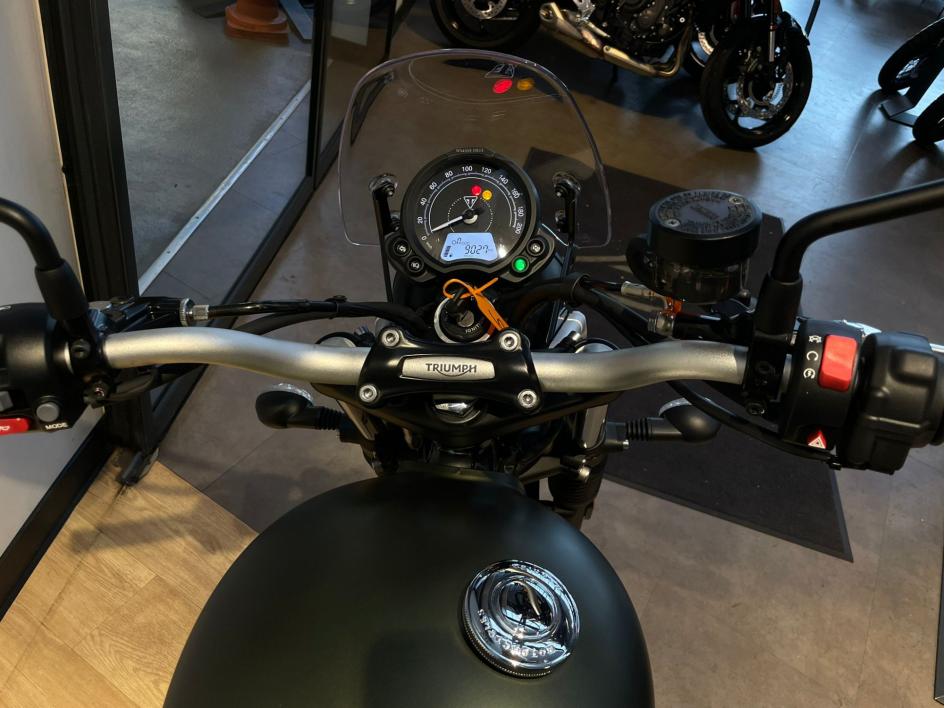 TRIUMPH STREET SCRAMBLER 900 1ERE MAIN 9100KMS SEPTEMBRE 2022 BRIDABLE A2