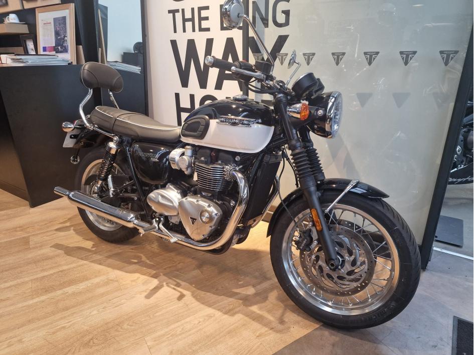 TRIUMPH BONNEVILLE T120 1200KMS 04/2025 SISSY BAR