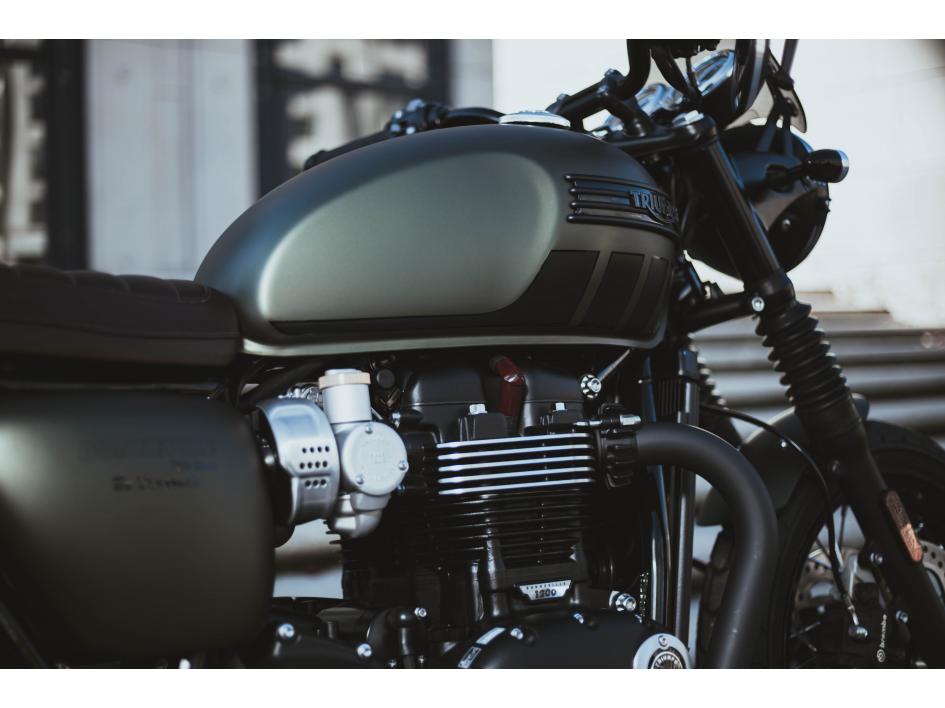 BONNEVILLE T120 BLACK BY DIAGONALE