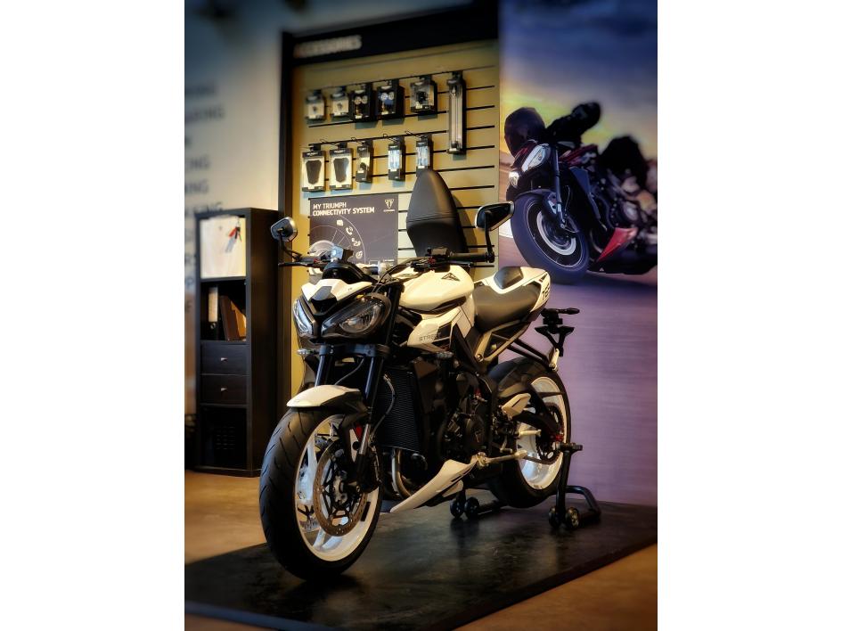 STREET TRIPLE R 2024