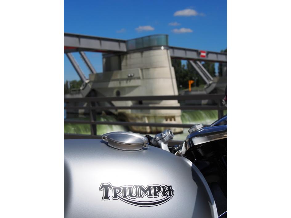 THRUXTON R 1200
